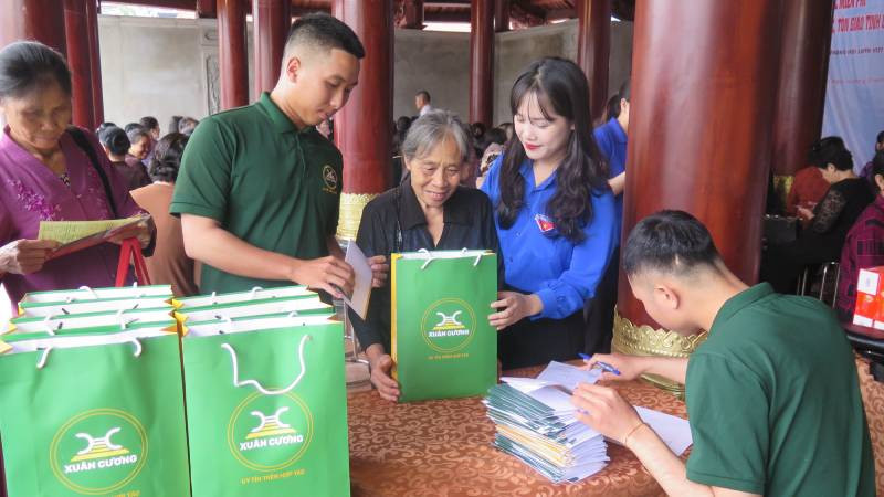 Công ty cổ phần Hữu Nghị Xuân Cương trao 200 suất quà cho các tăng ni, phật tử.