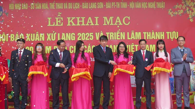 Đại diện lãnh đạo các cơ quan, ban, ngành của tỉnh Lạng Sơn tham gia cắt băng khai mạc Hội báo Xuân xứ Lạng năm 2025.