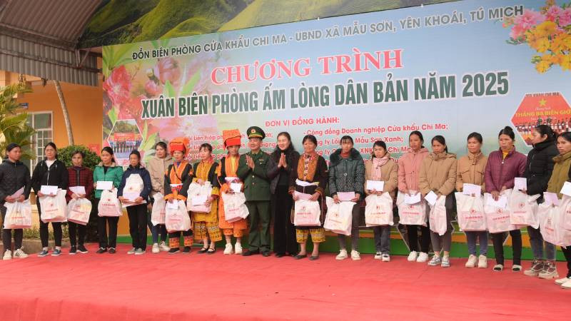 Bộ đội Biên phòng Lạng Sơn tặng quà cho các hộ gia đình khó khăn tại Chương trình: "Xuân biên phòng - Ấm lòng dân bản".