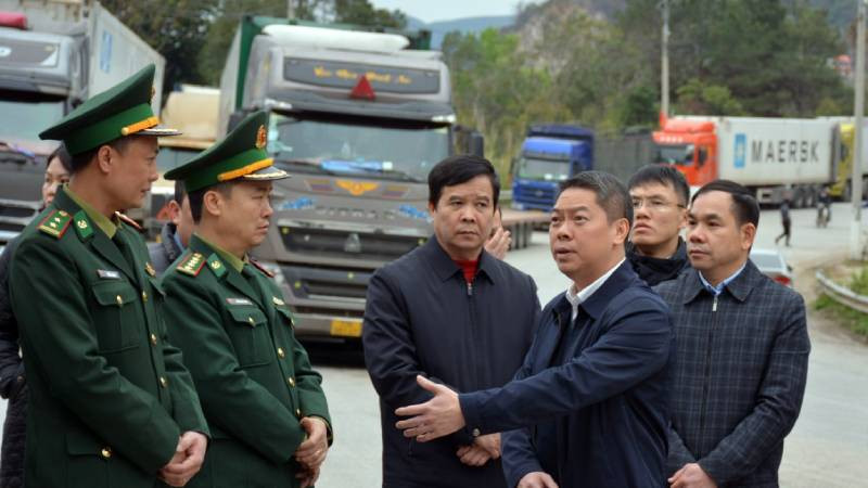 Đồng chí Đoàn Thanh Sơn, Phó Chủ tịch Ủy ban nhân dân tỉnh lạng Sơn, kiểm tra công tác xuất, nhập khẩu tại cửa khẩu quốc tế Hữu Nghị.