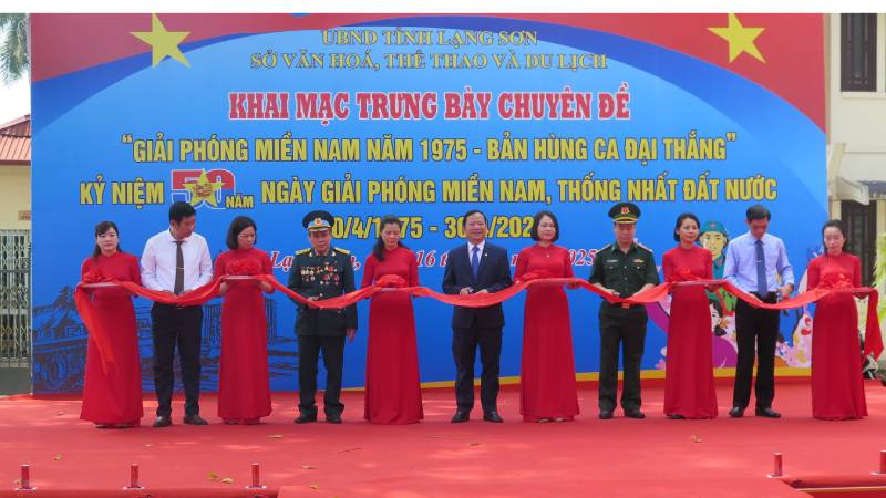 Đại diện lãnh đạo các cơ quan, ban, ngành của tỉnh cắt băng khai mạc trưng bày chuyên đề: Giải phóng miền nam năm 1975 - Bản hùng ca đại thắng". 
