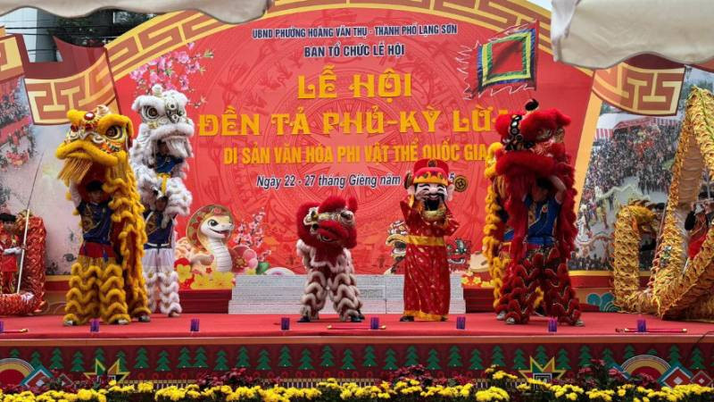 Đội múa sư tử chào mừng lễ khai hội đền Kỳ Cùng-Tả Phủ, thành phố Lạng Sơn (Lạng Sơn).