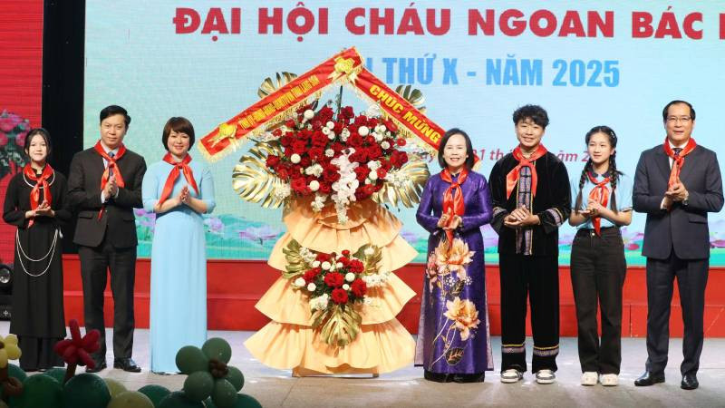 Lãnh đạo Tỉnh Ủy, Hội đồng nhân dân, Ủy ban nhân dân, Ủy ban Mặt trận Tổ quốc tỉnh tặng hoa chúc mừng Đại hội Cháu ngoan Bác Hồ. 