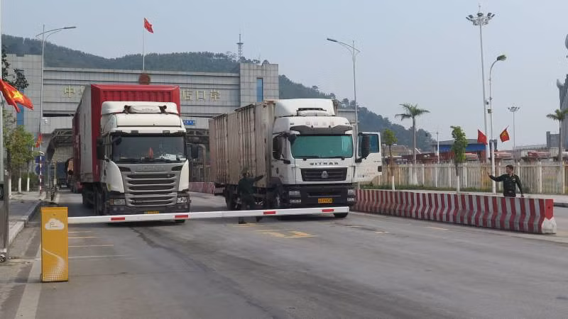 Xe chở hàng hóa xuất, nhập khẩu qua cửa khẩu Chi Ma, Lộc Bình, Lạng Sơn.