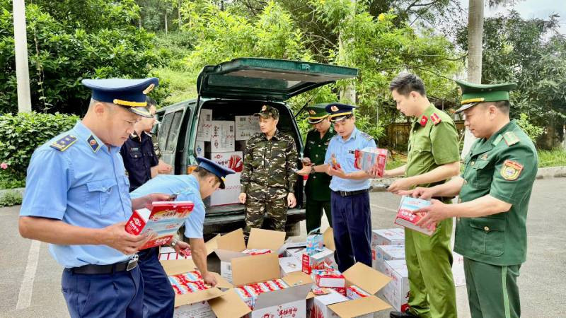 Các lực lượng quản lý thị trường, công an tỉnh cùng Bộ đội Biên phòng Cửa khẩu Chi Ma, Lộc Bình (Lạng Sơn), phát hiện thu giữ hàng nhập lậu.