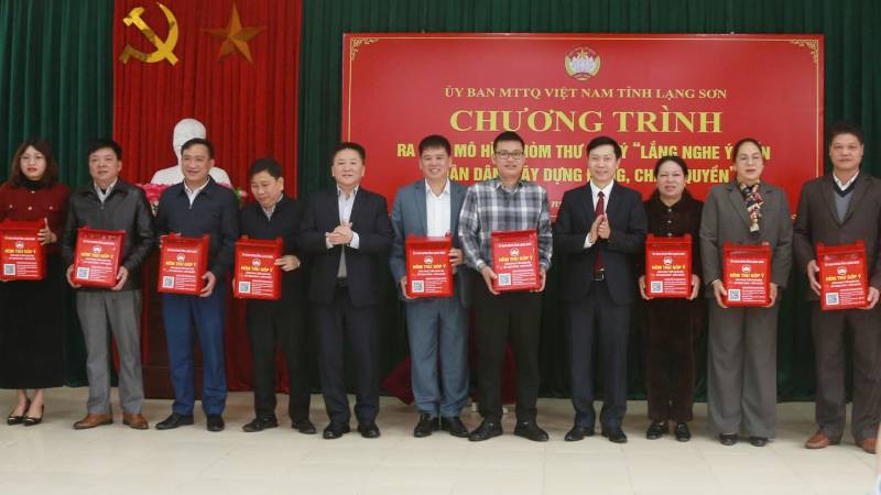 Lãnh đạo Ủy ban Mặt trận Tổ quốc Việt Nam tỉnh Lạng Sơn tặng hòm thư góp ý cho đại diện Ủy ban Mặt trận Tổ quốc các huyện, thành phố trong tỉnh.