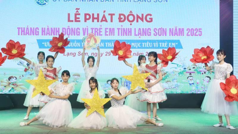 Tiết mục văn nghệ đặc sắc do các em học sinh thành phố Lạng Sơn biểu diễn chào mừng lễ phát động Tháng hành động vì trẻ em của tỉnh.