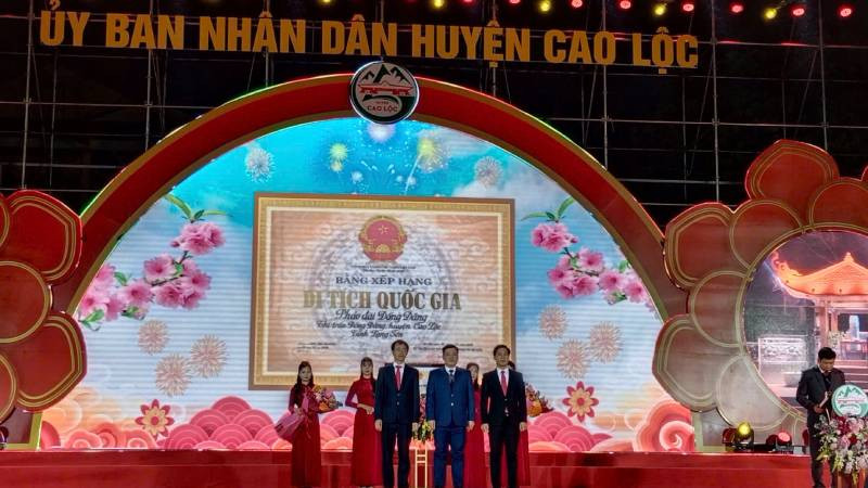 Lãnh đạo Ủy ban nhân dân huyện Cao Lộc (Lạng Sơn) tiếp nhận quyết định công bố Di tích lịch sử quốc gia Pháo đài Đồng Đăng. 