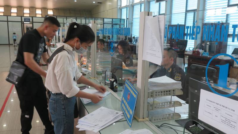 Công chức hải quan cửa khẩu quốc tế Hữu Nghị, Cao Lộc, (Lạng Sơn), hướng dẫn doanh nghiệp.