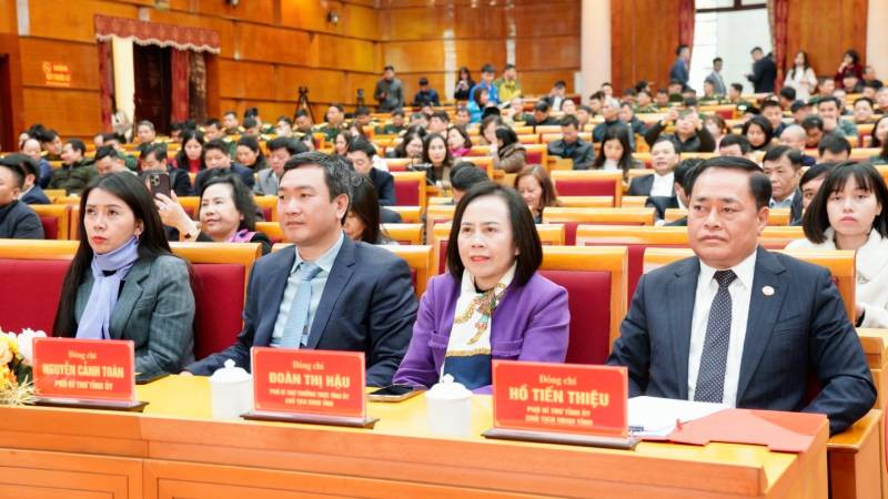 Các đồng chí lãnh đạo Tỉnh ủy, Hội đồng nhân dân, Ủy ban nhân dân tỉnh cùng đại diện các đơn vị, doanh nghiệp dự lễ phát động.