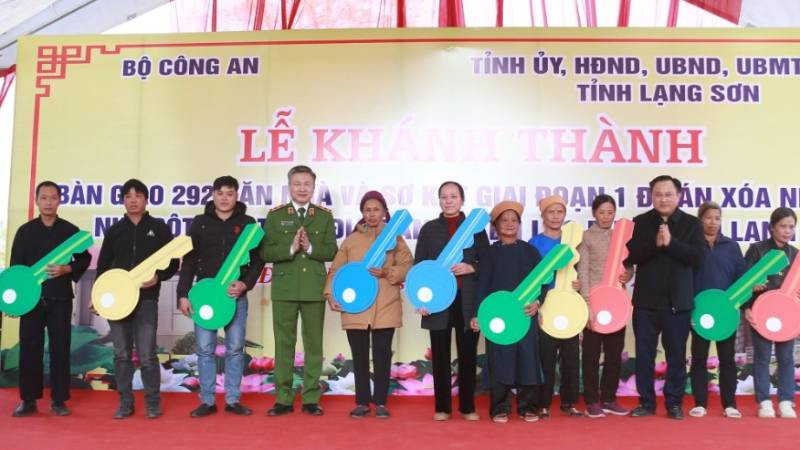 Đại diện lãnh đạo Bộ Công an và tỉnh Lạng Sơn trao tặng nhà cho các hộ nghèo ở huyện Lộc Bình.