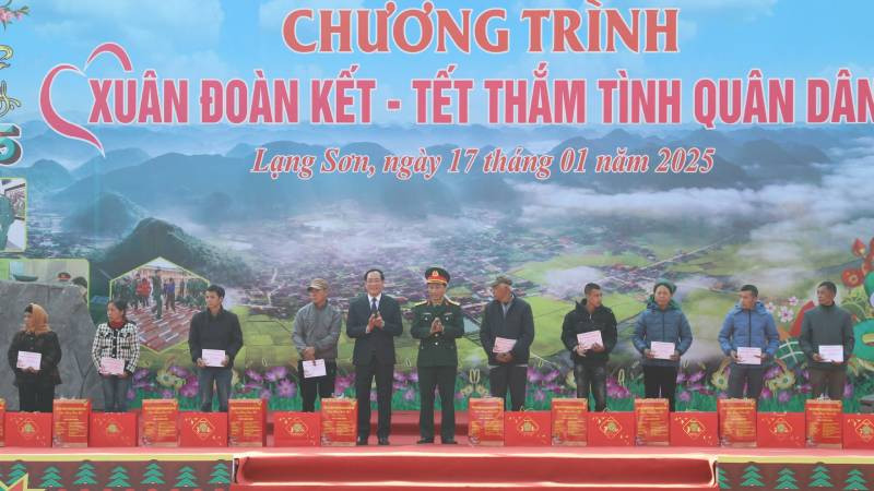 Đại diện lãnh đạo Ủy ban nhân dân tỉnh Lạng Sơn và lãnh đạo Cục Dân vận, Tổng Cục Chính trị Quân đội tặng quà cho các hộ gia đình có hoàn cảnh khó khăn.