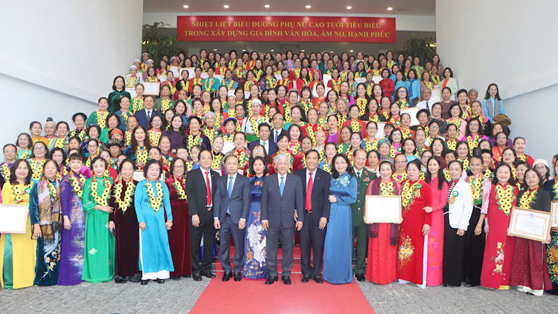 Các đại biểu tiêu biểu về tham dự Hội nghị biểu dương phụ nữ cao tuổi tiêu biểu toàn quốc trong xây dựng gia đình văn hóa, ấm no, hạnh phúc.
