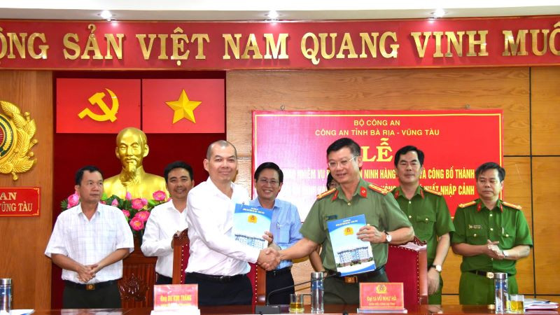 Đại tá Vũ Như Hà, Giám đốc Công an tỉnh và ông Dư Kim Thăng, Giám đốc Cảng hàng không Côn Đảo ký kết biên bản bàn giao nhiệm vụ bảo đảm an ninh hàng không tại sân bay Côn Đảo.