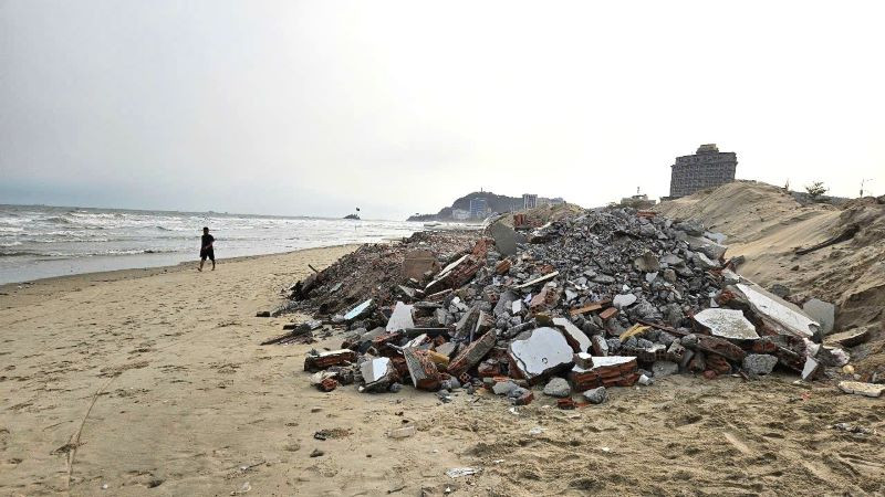 Công ty Cổ phần xây dựng Coteccons không thực hiện đầy đủ các biện pháp vệ sinh môi trường, ảnh hưởng đến du khách và người dân tắm biển.