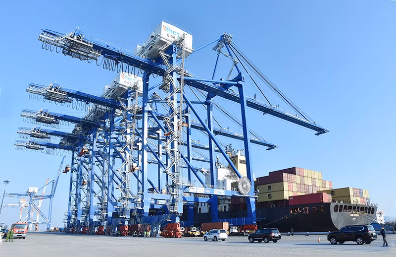 Bốc xếp container hàng hóa tại Cảng Đình Vũ-Lạch Huyện, Hải Phòng. (Ảnh TRẦN HẢI)