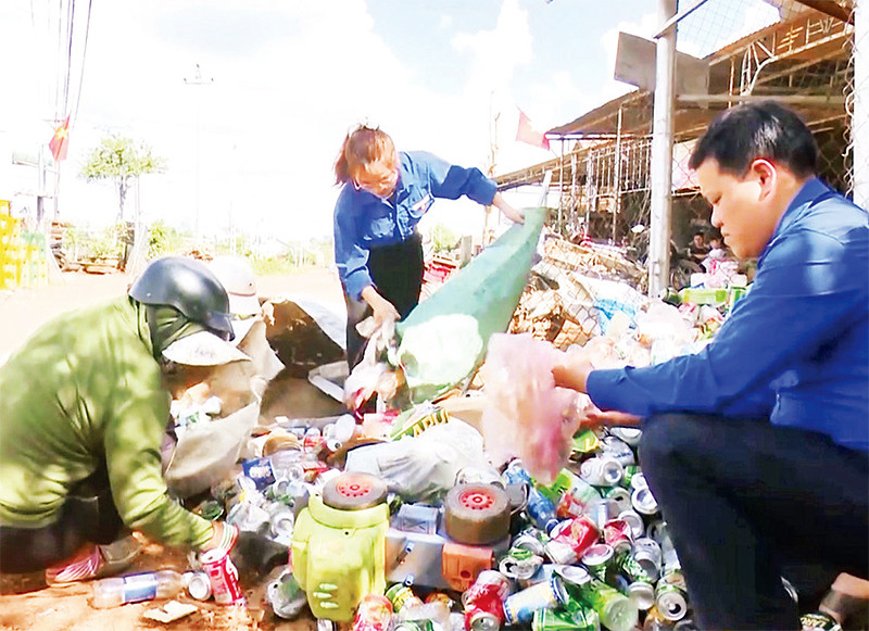 Đoàn viên xã Tân Thành cùng người dân phân loại rác thải tại một điểm "Ngôi nhà 100 đồng".