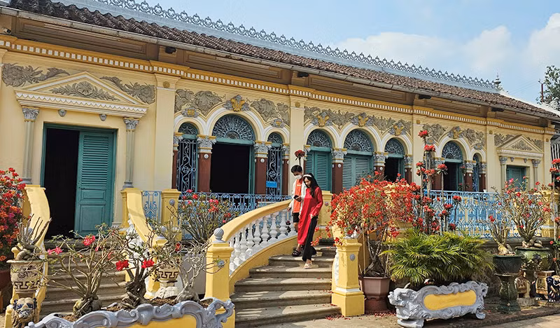 Du khách tham quan nhà cổ Bình Thủy ở làng cổ Long Tuyền. (Ảnh LAN ANH)