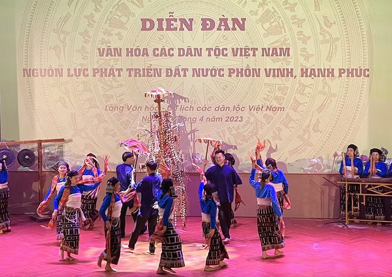 Biểu diễn múa dân gian tại Diễn đàn Văn hóa các dân tộc Việt Nam.