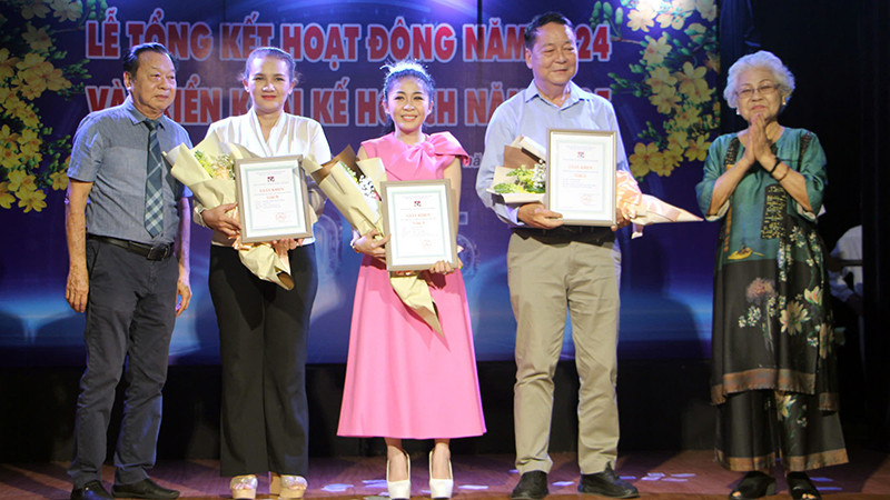 Trao giải cho các vở đoạt giải của Hội Sân khấu thành phố năm 2024. (Ảnh: Thùy Trang).