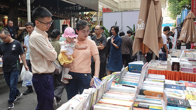 Nhiều gia đình trẻ đến tham quan Đường sách Thành phố Hồ Chí Minh trong ngày đầu năm mới.