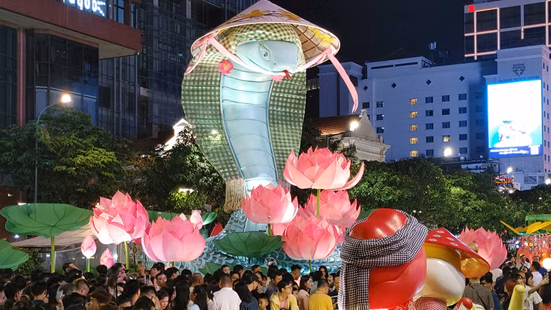 Linh vật rắn tại Đường hoa Nguyễn Huệ Tết Ất Tỵ 2025.