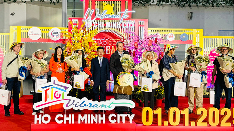 Lãnh đạo thành phố và sở du lịch chúc mừng những vị khách may mắn trên chuyến bay VN10 từ Pháp đến Thành phố Hồ Chí Minh của Hãng Hàng không Quốc gia Vietnam Airlines.