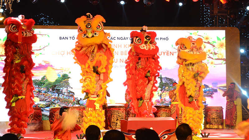 Biểu diễn lân, sư, rồng tại Lễ hội "Trên bến dưới thuyền" Tết 2021.