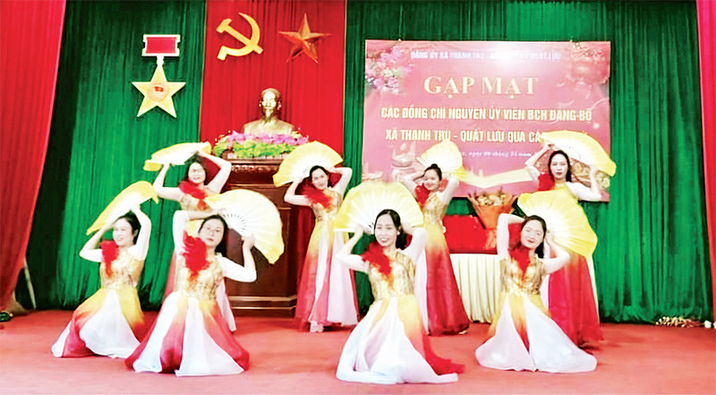 Một tiết mục văn nghệ của người dân xã Thanh Trù.