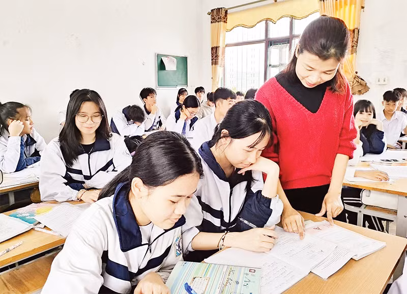 Cô giáo Nguyễn Thị Quỳnh ôn luyện cho các em trong Đội tuyển môn Hóa của Trường THCS thị trấn Bình Liêu.