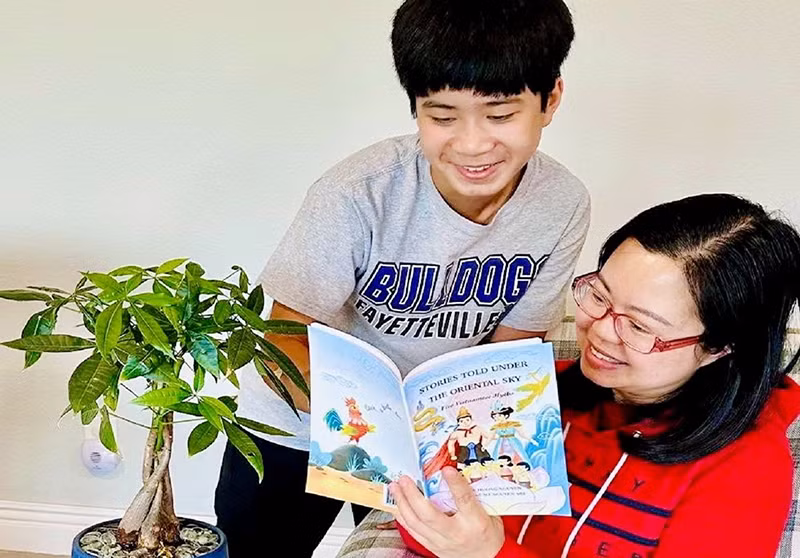 Thạc sĩ Nguyễn Hường và con trai đọc những câu chuyện dân gian Việt Nam trong "Chuyện kể dưới bầu trời phương Đông". (Ảnh NVCC)