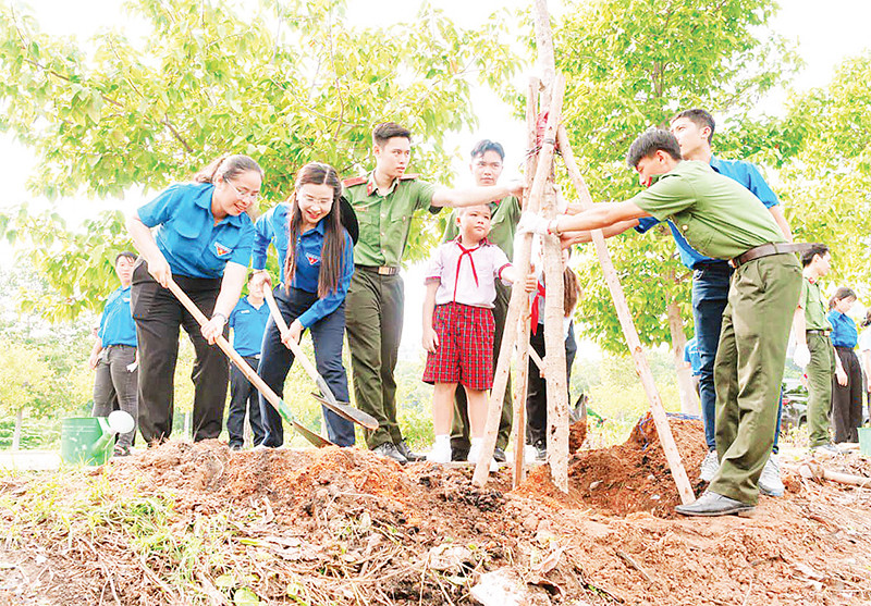 Trồng cây xanh tại Lễ ra quân chiến dịch tình nguyện hè 2024. (Ảnh Thành đoàn Thành phố)