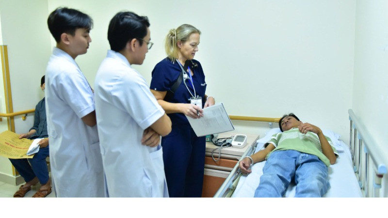 Bác sĩ khám và tư vấn cho bệnh nhân trước khi tiến hành phẫu thuật.