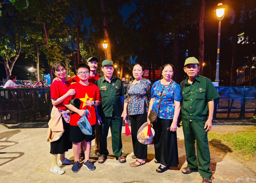  Gia đình ông Nguyễn Đắc Tân cùng với gia đình mà ông đã ở sau ngày Giải phóng miền nam có mối quan hệ thân thiết như ruột thịt, cùng nhau đi xem Lễ kỷ niệm.