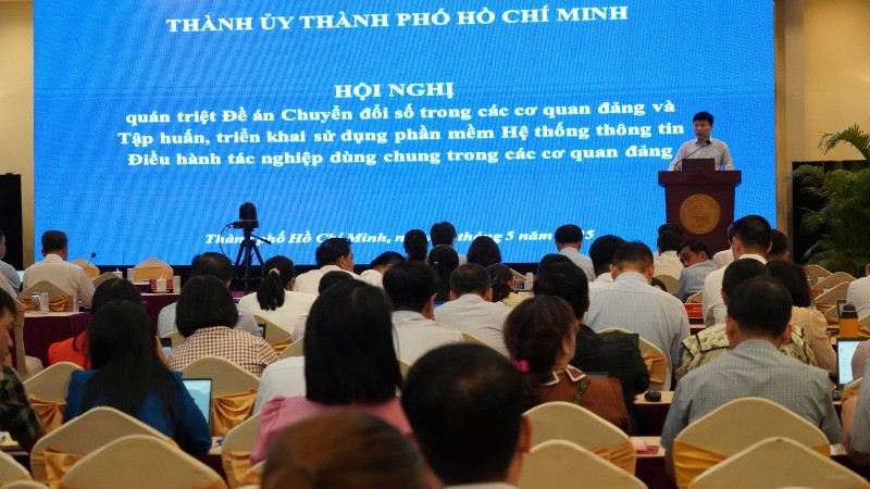 Đại diện Cục Chuyển đổi số-Cơ yếu, Văn phòng Trung ương Đảng phổ biến các nội dung cốt lõi, trọng tâm của Đề án Chuyển đổi số trong các cơ quan Đảng.