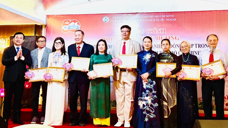 Thành phố Hồ Chí Minh vinh danh 50 người Việt Nam ở nước ngoài tiêu biểu có nhiều đóng góp trong xây dựng và phát triển thành phố.