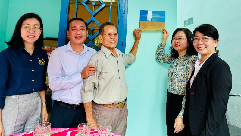 Trao công trình sửa chữa nhà diện chính sách cho ông Châu Quốc Hùng 