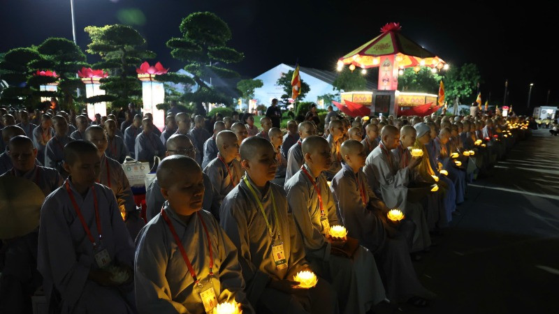 Trong không gian trang nghiêm, hàng nghìn ngọn nến được thắp sáng mang theo lời cầu nguyện hòa bình, an lành và sự siêu thoát cho anh linh các Anh hùng liệt sĩ. 