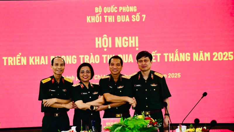 Các đơn vị trong Khối ký kết giao ước thi đua.