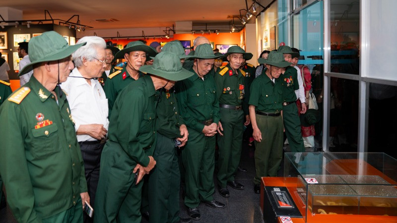 Đoàn đại biểu tỉnh Hải Dương tham quan di tích lịch sử trên địa bàn thành phố.