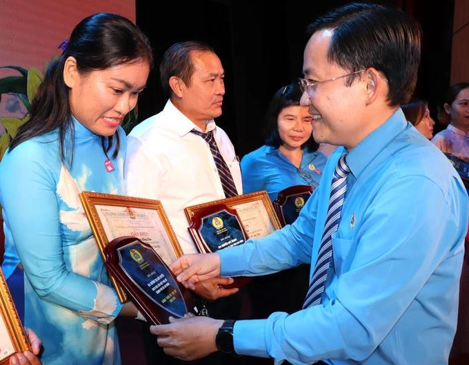 Cũng trong dịp này, công đoàn các cấp thực hiện tôn vinh, biểu dương công nhân có thành tích trong lao động, sản xuất có nhiều sáng kiến, sáng tạo.