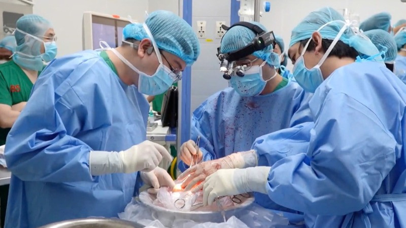 Các bác sĩ đang thực hiện lấy tạng từ người hiến chết não. (Ảnh: Bệnh viện Quân y 175)