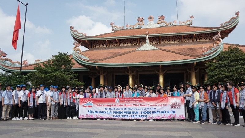 Đoàn thanh thiếu niên kiều bào Thái Lan cùng các đại biểu về thăm Củ Chi sáng ngày 28/4.
