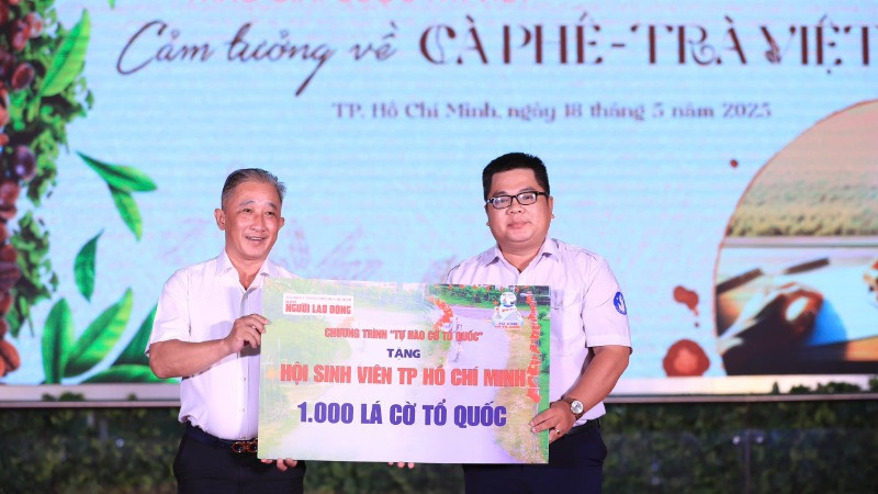Tại lễ tổng kết Chương trình "Tôn vinh cà-phê, trà Việt", Phó Tổng Biên tập báo Người Lao Động Bùi Thanh Liêm trao tặng 1.000 lá cờ Tổ quốc từ chương trình "Tự hào cờ Tổ quốc" cho Hội Sinh viên Thành phố Hồ Chí Minh (Ảnh: BTC) 