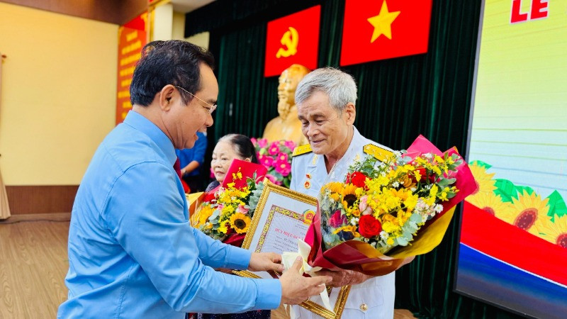 Đồng chí Nguyễn Văn Được, Ủy viên Trung ương Đảng, Chủ tịch Ủy ban Nhân dân Thành phố Hồ Chí Minh trao Huy hiệu Đảng cho đảng viên. 