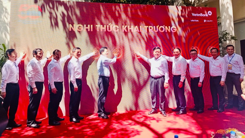 Các đồng chí lãnh đạo nhấn nút khai trương Trung tâm Báo chí phục vụ Lễ kỷ niệm 50 năm Ngày Giải phóng miền nam, thống nhất đất nước.