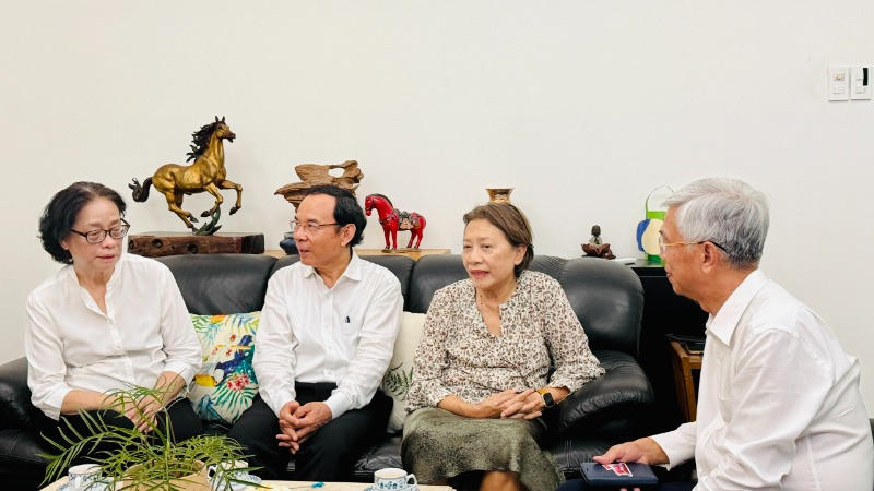 Đồng chí Nguyễn Văn Nên trò chuyện và ân cần hỏi thăm người thân trong gia đình đồng chí Nguyễn Văn Linh.