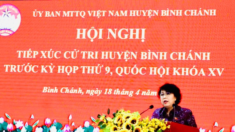 Phó Chủ tịch Ủy ban Trung ương Mặt trận Tổ quốc Việt Nam Tô Thị Bích Châu ghi nhận các ý kiến của cử tri.