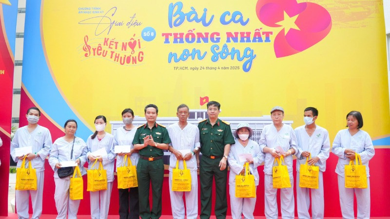 Bệnh viện Quân y 175 trao tặng 300 phần quà cho bệnh nhân trong chương trình “Giai điệu yêu thương”.