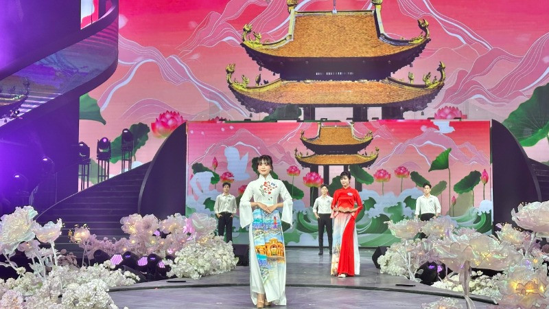 Các thí sinh trình diễn trang phục áo dài.